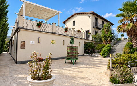 Casa Scirocco: Barrio Residencial, Diseño Urbano, Maceta, Inmuebles, Balcón, Sombra, Hacienda, Patio, Planta De Casa, Yarda