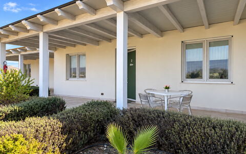 Casa Boungalow: Sombra, Porche, Columna, Inmuebles, Estructura Al Aire Libre, Jardín, Paisajismo, Yarda, Pérgola, Villa