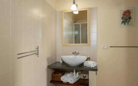 La Certaldina Luna Apartment: Lavabo Del Baño, Diseño De Interiores, Piso, Arreglo De Tubería, Pared, Lavabo, Suelo, Baño, Espejo, Mueble