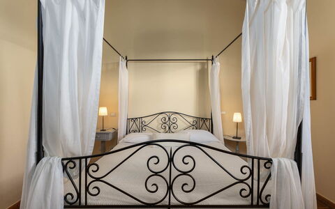 La Certaldina Luna Apartment: Mueble, Cama, Diseño De Interiores, Habitación, Linos, Cama Con Dosel, Lecho, Textil, Suelo, Marco De La Cama