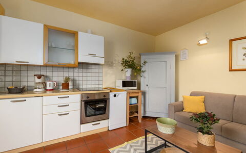 La Certaldina Stella Apartment: Mueble, Aparato De Cocina, Electrodoméstico, Diseño De Interiores, Cocina, Piso, Madera, Mostrador, Gabinetes, Suelo