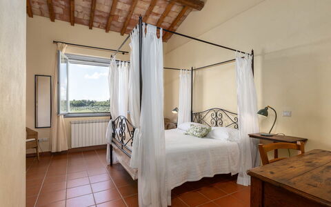 La Certaldina Stella Apartment: Mueble, Diseño De Interiores, Cama, Habitación, Piso, Techo, Suelo, Linos, Habitación, Lecho