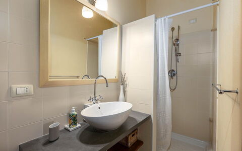 La Certaldina Stella Apartment: Baño, Arreglo De Tubería, Lavabo Del Baño, Diseño De Interiores, Piso, Pared, Lavabo, Suelo, Grifo, Espejo