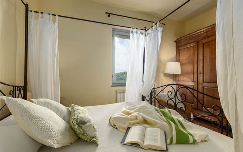La Certaldina Sole Apartment: Mueble, Diseño De Interiores, Cama, Habitación, Linos, Lecho, Techo, Suelo, Piso, Habitación