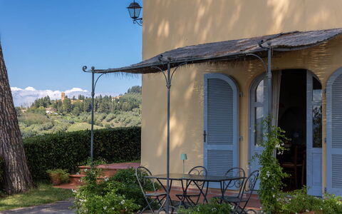La Certaldina Sole Apartment: Sombra, Balcón, Estructura Al Aire Libre, Mueble Para Exteriores, Toldo, Silla, Porche, Planta De Casa, Mesa Al Aire Libre, Villa
