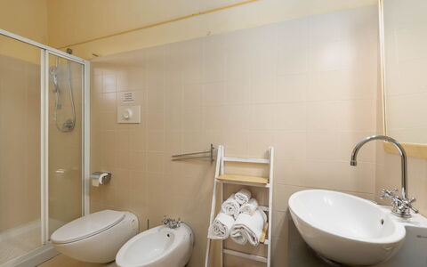 La Certaldina Sole Apartment: Piso, Suelo, Diseño De Interiores, Arreglo De Tubería, Baño, Habitación, Plomería, Baño, Techo, Lavabo Del Baño