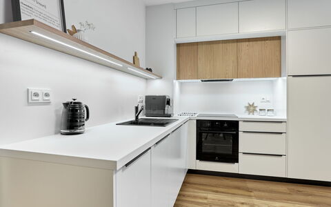 Lagom: Cocina, Mostrador, Aparato De Cocina, Gabinetes, Diseño De Interiores, Piso, Mueble, Madera, Electrodoméstico, Suelo