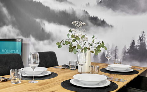 Lagom: Mueble, Mesa, Diseño De Interiores, Silla, Maceta, Mesa De Café, Cocina Y Comedor Mesa, Planta De Casa, Sala, Suelos De Madera