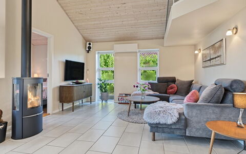 Nelia - 1Km from the Sea: Piso, Mueble, Diseño De Interiores, Sofá, Madera, Suelo, Sala, Casa, Techo, Habitación