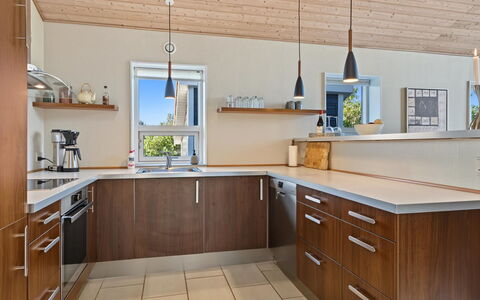 Nelia - 1Km from the Sea: Mueble, Mostrador, Gabinetes, Piso, Cocina, Diseño De Interiores, Madera, Suelo, Techo, Aparato De Cocina