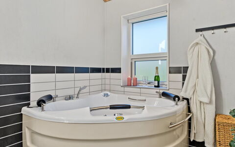 Nelia - 1Km from the Sea: Arreglo De Tubería, Bañera, Baño, Piso, Diseño De Interiores, Plomería, Suelo, Material Compuesto, Grifo