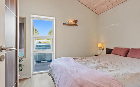 Nelia - 1Km from the Sea: Diseño De Interiores, Piso, Suelo, Madera, Techo, Mueble, Habitación, Encendiendo, Habitación, Cama