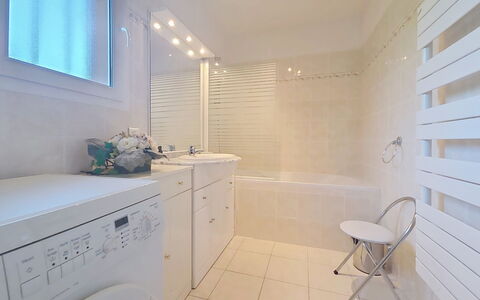 Cap Emeraude: Piso, Diseño De Interiores, Suelo, Pared, Arreglo De Tubería, Techo, Encendiendo, Habitación, Mueble De Baño, Baño