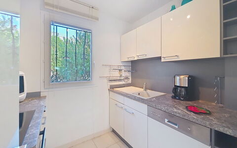 Cap Emeraude: Mostrador, Cocina, Diseño De Interiores, Piso, Aparato De Cocina, Gabinetes, Electrodoméstico, Mueble, Casa, Suelo