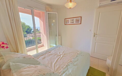 Cap Emeraude: Mueble, Diseño De Interiores, Suelo, Madera, Piso, Habitación, Habitación, Rosado, Linos, Cama