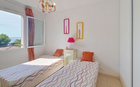 Cap Emeraude: Mueble, Cama, Habitación, Diseño De Interiores, Pared, Suelo, Piso, Madera, Sábana, Lecho