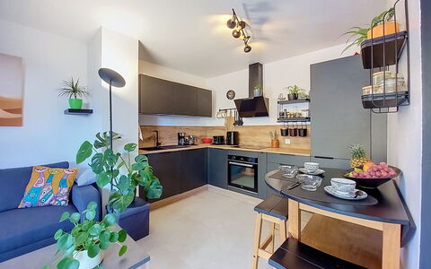 Victoria: Mueble, Diseño De Interiores, Piso, Habitación, Techo, Cocina, Suelo, Mostrador, Encendiendo, Aparato De Cocina