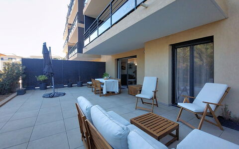 Victoria: Departamento, Mueble Para Exteriores, Balcón, Condominio, Silla, Sombra, Hotel, Villa