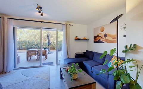 Victoria: Mueble, Pared, Sofá, Piso, Diseño De Interiores, Suelo, Sala, Techo, Encendiendo, Mesa