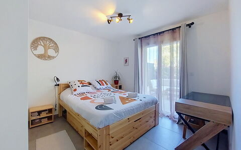 Victoria: Mueble, Cama, Habitación, Diseño De Interiores, Lecho, Sábana, Madera, Habitación, Piso, Suelo