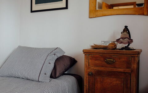 Marijana: Mueble, Cama, Habitación, Diseño De Interiores, Linos, Lecho, Madera, Sábana, Textil, Habitación
