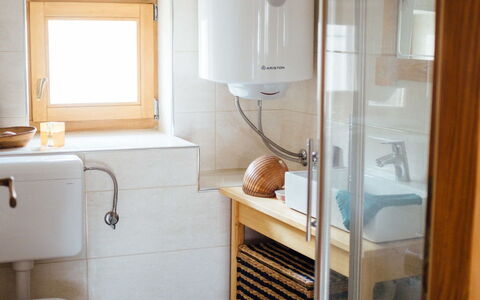 Marijana: Pared, Arreglo De Tubería, Piso, Diseño De Interiores, Madera, Baño, Suelo, Asiento Del Baño, Baño, Plomería