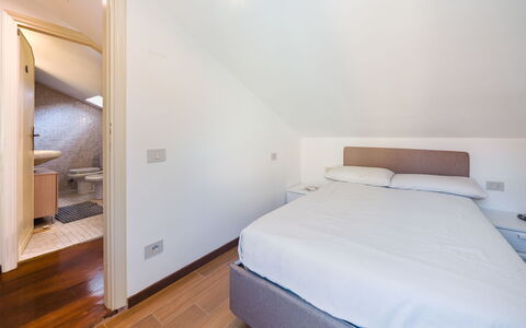 Casa Corallina: Diseño De Interiores, Piso, Suelo, Madera, Cama, Habitación, Techo, Mueble, Habitación, Encendiendo
