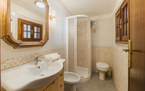 Casa Corallina: Lavabo Del Baño, Arreglo De Tubería, Baño, Diseño De Interiores, Lavabo, Piso, Suelo, Mueble De Baño, Plomería, Espejo