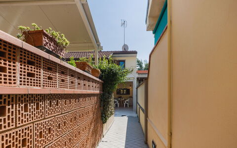 Casa Corallina: Enladrillado, Manchas De Madera, Ladrillo, Balcón, Patio, Planta De Casa, Hacienda, Loseta