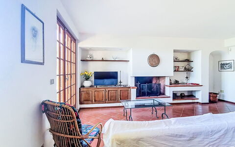 La Villa di Andrea: Mueble, Diseño De Interiores, Piso, Pared, Suelo, Madera, Sala, Habitación, Techo, Sofá