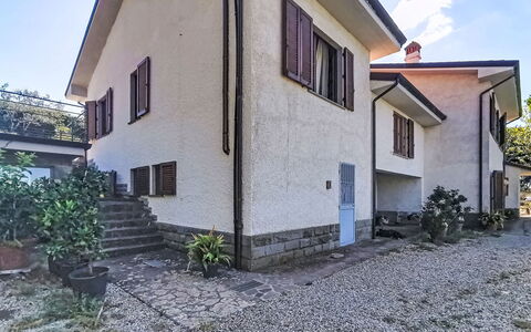 La Villa di Andrea: Edificio, Pared, Ventana, Casa, Casa, Barrio Residencial, Arquitectura, Fachada, Techo, Barrio