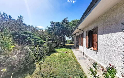 La Villa di Andrea: Arbusto, Casa, Casa, Cabaña, Jardín, Inmuebles, Entrada De Coches, Yarda, Paisajismo, Casa De Campo