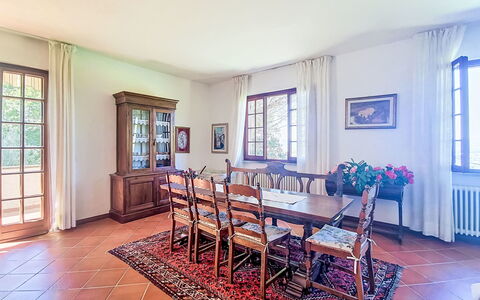 La Villa di Andrea: Mueble, Piso, Diseño De Interiores, Madera, Mesa, Suelo, Silla, Habitación, Techo, Comedor