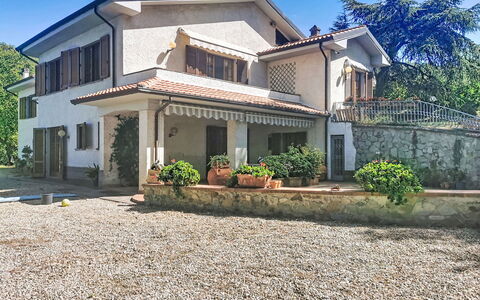 La Villa di Andrea: Casa, Casa, Barrio Residencial, Techo, Asentamientos Humanos, Cabaña, Inmuebles, Balcón, Entrada De Coches, Suburbio