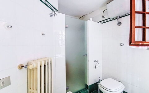 La Villa di Andrea: Arreglo De Tubería, Baño, Piso, Suelo, Diseño De Interiores, Lavabo, Plomería, Grifo, Baño, Lavabo Del Baño