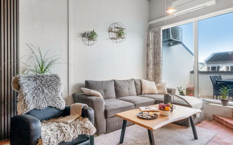Alena - 50M from the Sea: Mueble, Diseño De Interiores, Pared, Piso, Sofá, Madera, Techo, Suelo, Sala, Habitación