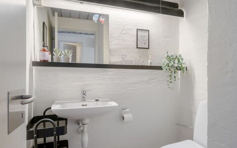 Alena - 50M from the Sea: Lavabo Del Baño, Pared, Arreglo De Tubería, Baño, Diseño De Interiores, Lavabo, Espejo, Grifo, Piso, Plomería