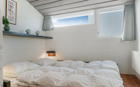 Alena - 50M from the Sea: Pared, Habitación, Diseño De Interiores, Cama, Techo, Suelo, Mueble, Piso, Sábana, Lecho