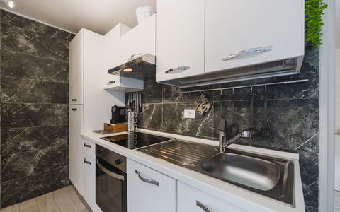 Dimora Little Dream: Piso, Mostrador, Cocina, Diseño De Interiores, Suelo, Electrodoméstico, Gabinetes, Habitación, Mueble, Aparato De Cocina