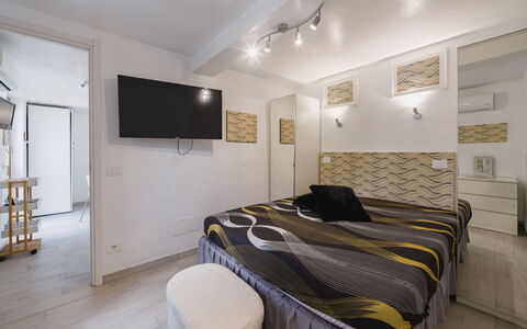 Dimora Little Dream: Mueble, Cama, Diseño De Interiores, Habitación, Piso, Suelo, Pared, Lecho, Habitación, Sábana