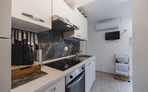 Dimora Little Dream: Mostrador, Cocina, Electrodoméstico, Aparato De Cocina, Diseño De Interiores, Piso, Suelo, Mueble, Lavabo, Gabinetes