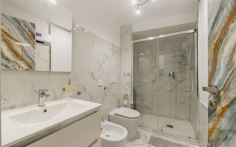 Dimora Little Dream: Piso, Suelo, Diseño De Interiores, Arreglo De Tubería, Plomería, Baño, Lavabo, Techo, Grifo, Espejo