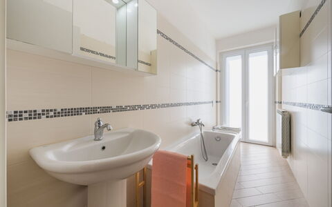 Terrazza Giardino: Baño, Piso, Arreglo De Tubería, Diseño De Interiores, Suelo, Lavabo Del Baño, Lavabo, Grifo, Plomería, Habitación