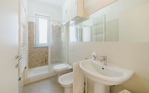 Terrazza Giardino: Piso, Suelo, Diseño De Interiores, Arreglo De Tubería, Baño, Techo, Lavabo Del Baño, Lavabo, Plomería, Grifo