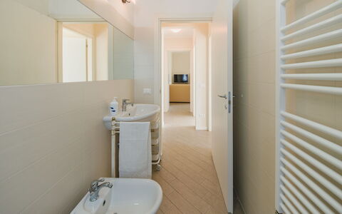 Terrazza Giardino: Piso, Suelo, Diseño De Interiores, Pared, Arreglo De Tubería, Techo, Baño, Lavabo Del Baño, Encendiendo, Habitación