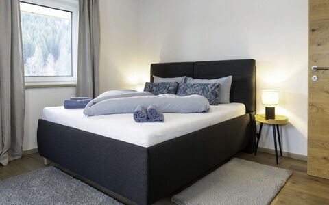 Auffach 609: Habitación, Cama, Marco De La Cama, Lecho, Almohada, Suelos De Madera, Madera Dura, Arrojar La Almohada, Lámpara, Sábana