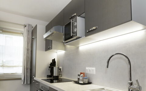 Auffach 609: Cocina, Mostrador, Aparato De Cocina, Gabinetes, Diseño De Interiores, Electrodoméstico, Arreglo De Tubería, Electrodoméstico, Lámpara, Mueble