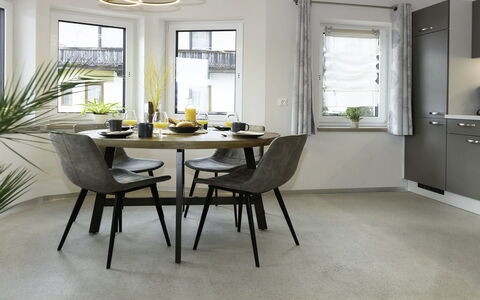Auffach 609: Mueble, Diseño De Interiores, Piso, Silla, Suelo, Comedor, Mesa, Lámpara, Madera, Cocina Y Comedor Mesa