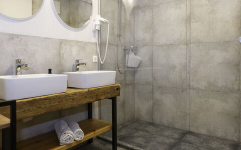 Auffach 609: Piso, Diseño De Interiores, Arreglo De Tubería, Suelo, Encendiendo, Grifo, Baño, Lavabo Del Baño, Lavabo, Mueble