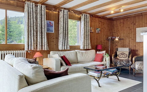 Chalet Scarbo: Mueble, Diseño De Interiores, Madera, Piso, Techo, Sofá, Suelo, Habitación, Sala, Encendiendo